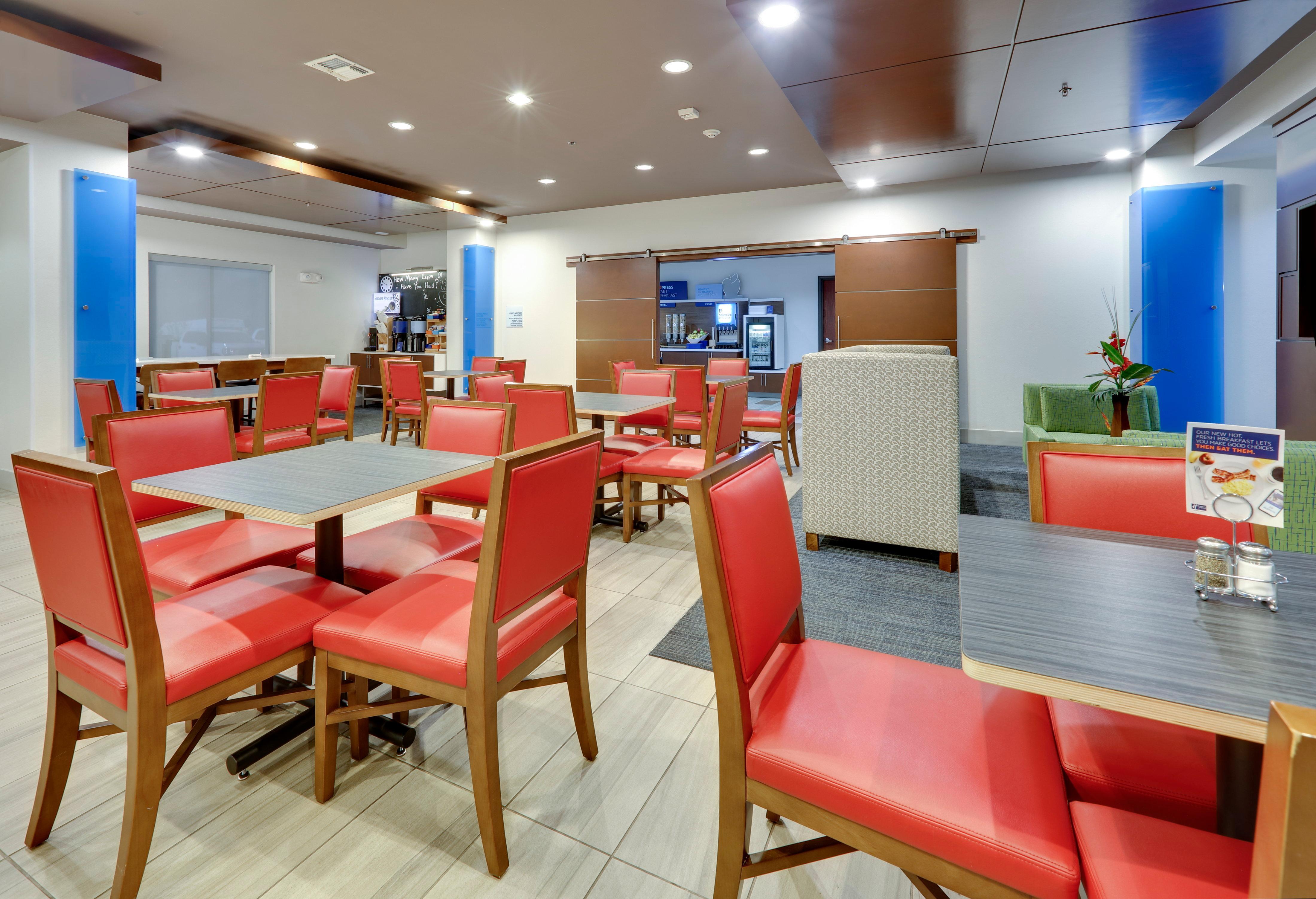 Holiday Inn Express & Suites - Denton North By Ihg Exterior foto