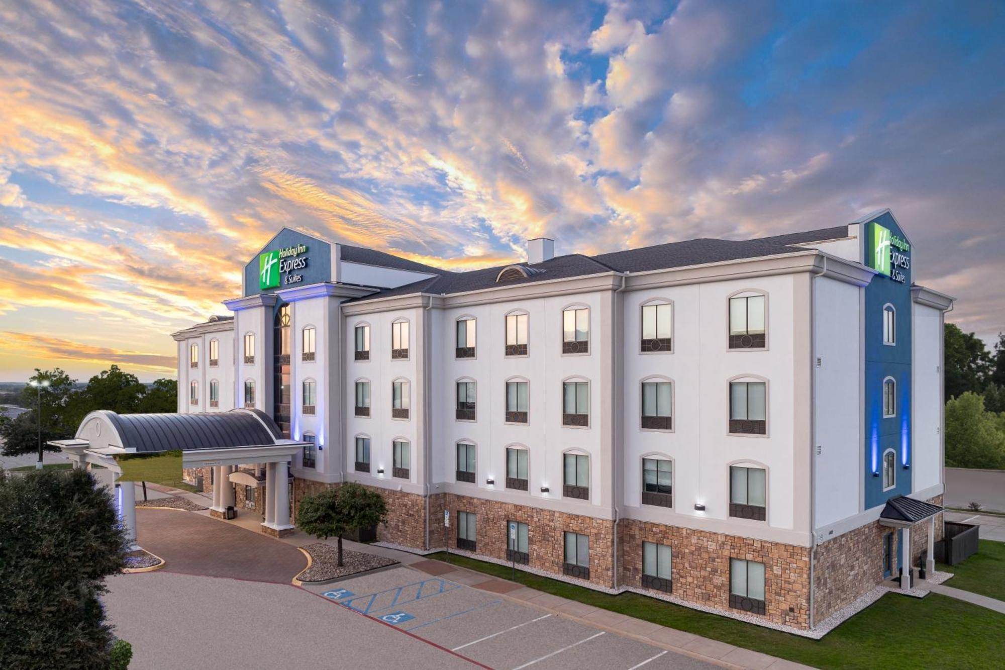 Holiday Inn Express & Suites - Denton North By Ihg Exterior foto