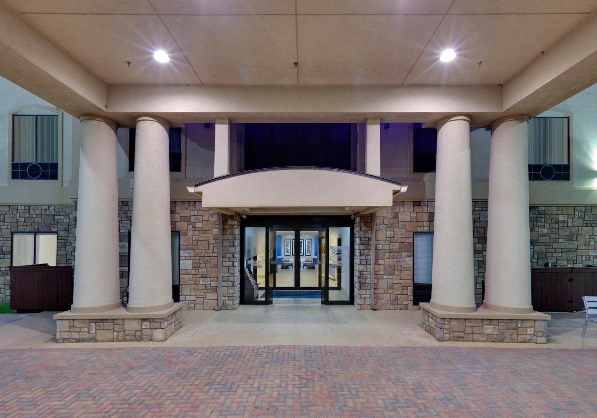 Holiday Inn Express & Suites - Denton North By Ihg Exterior foto
