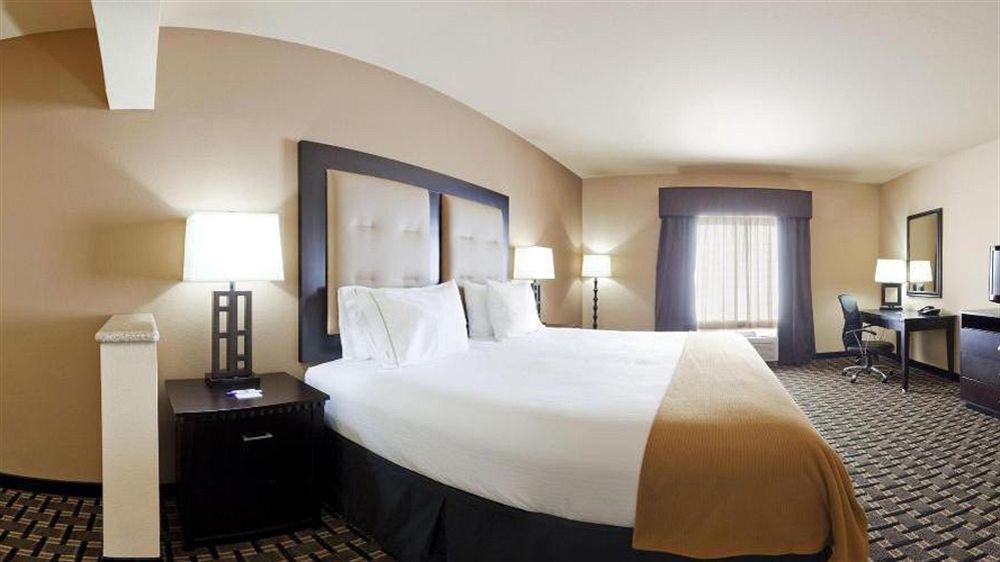 Holiday Inn Express & Suites - Denton North By Ihg Exterior foto